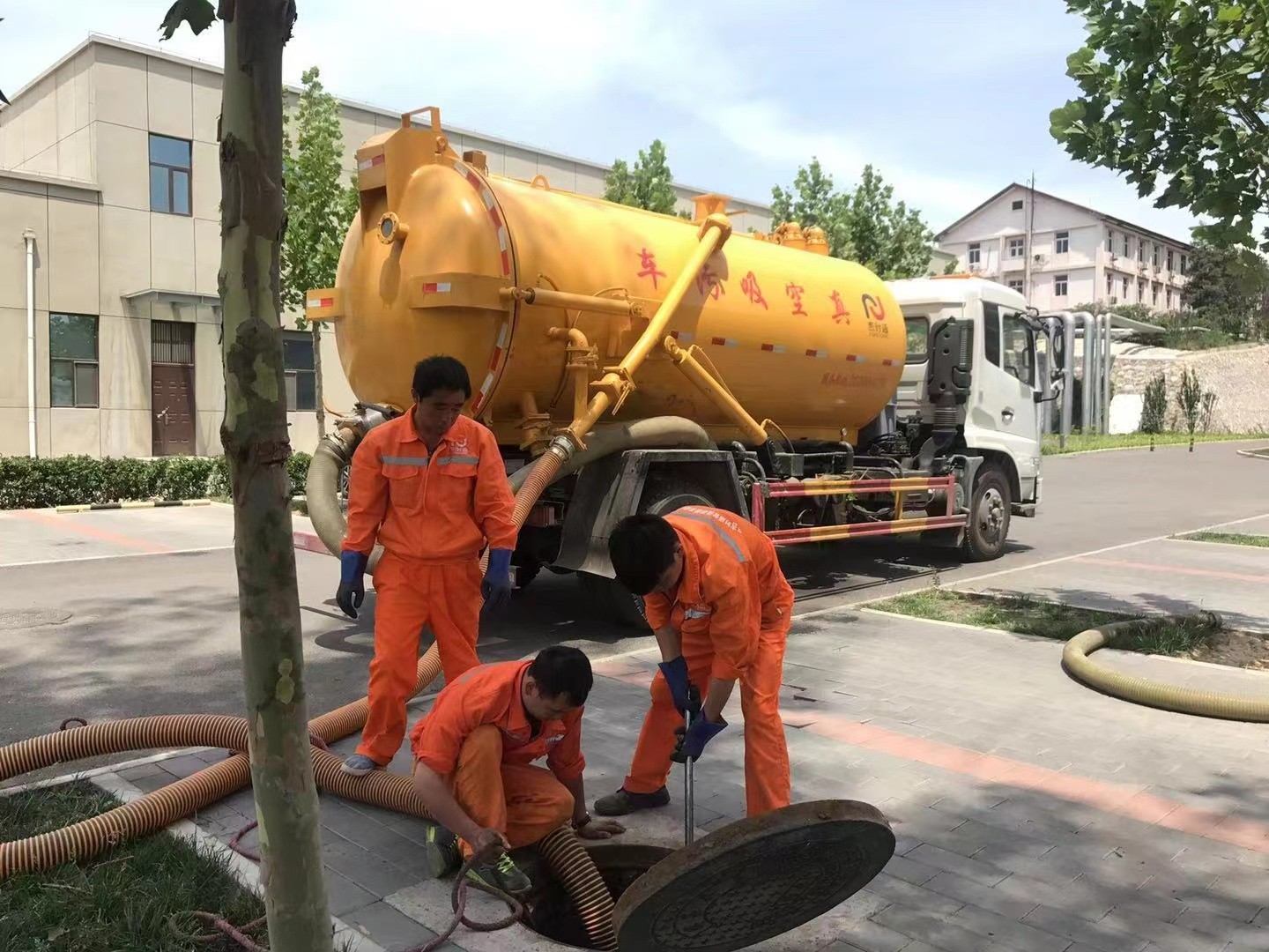 鹤城化粪池清理与5-8吨吸粪车施工效率分析